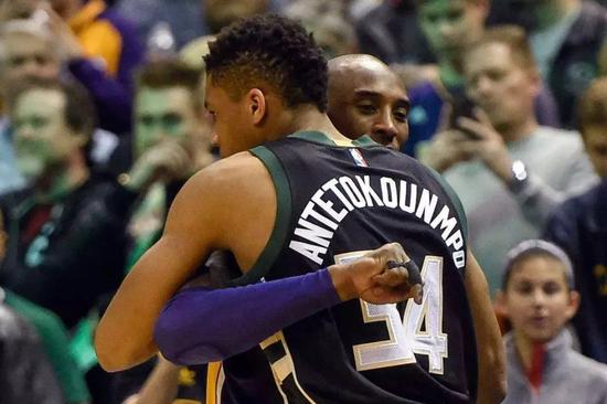 詹姆斯关键时刻稳住全队（关键时刻詹姆斯力挽狂澜稳住球队）