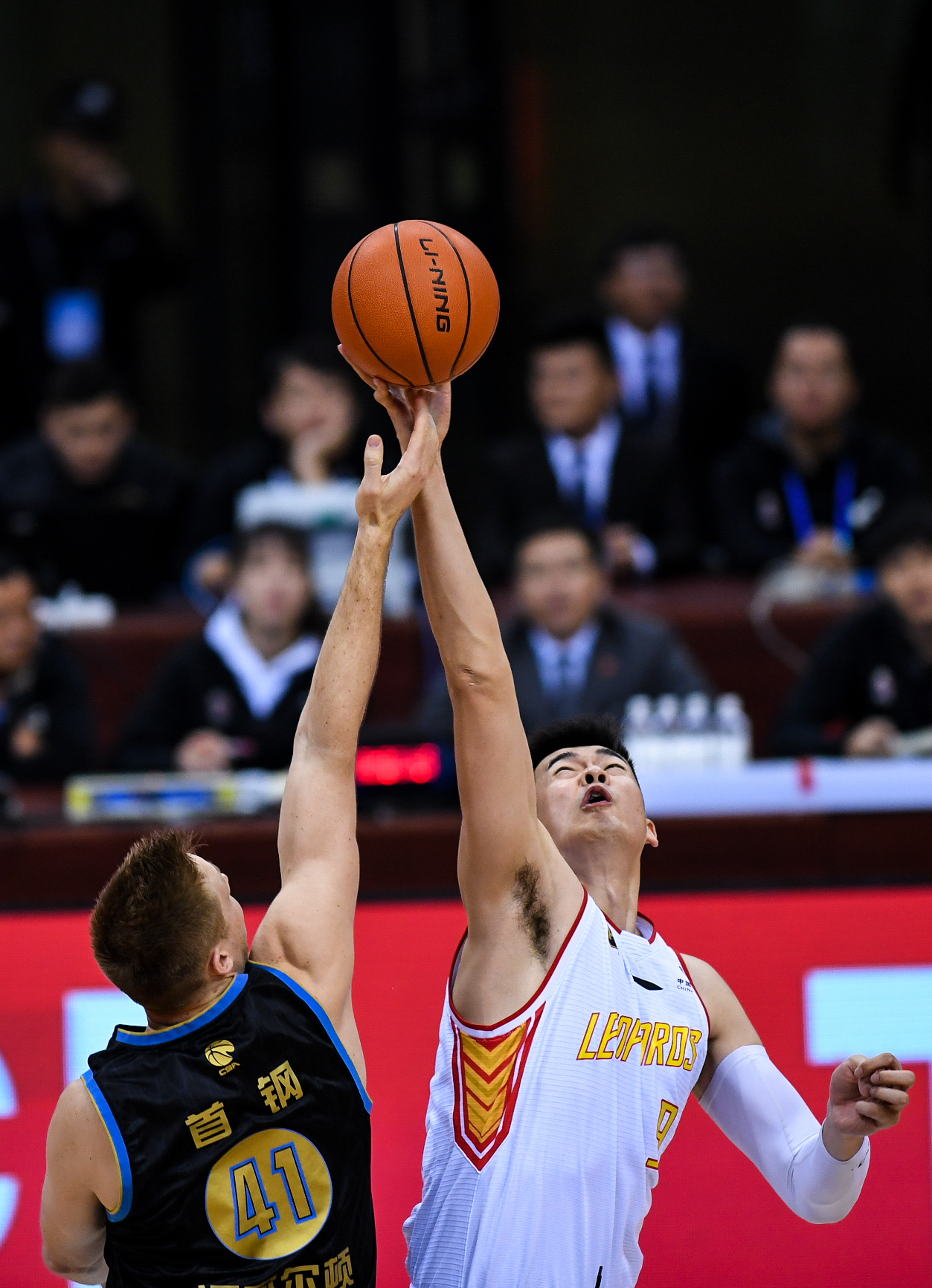 奥巴梅扬：当年我从巴萨去切尔西是一个巨大的错误（奥巴梅扬懊悔：离开巴萨转投切尔西是我职业生涯的重大失误）