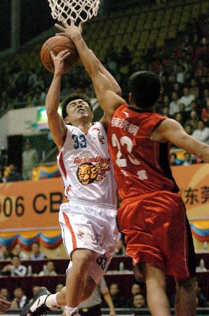 墨尔本胜利主帅：麦克阿瑟拥有双塔，我们必须要限制对手传中（墨尔本胜利主帅：麦克阿瑟双塔威胁大，我们必须压制其传中）