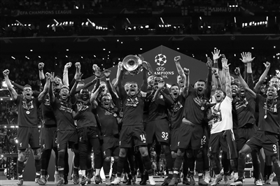 里夫斯成湖人队史第七位单场至少40+10助的球员（里夫斯成为湖人史上第七位单场砍下40分并送出10次助攻的球员）