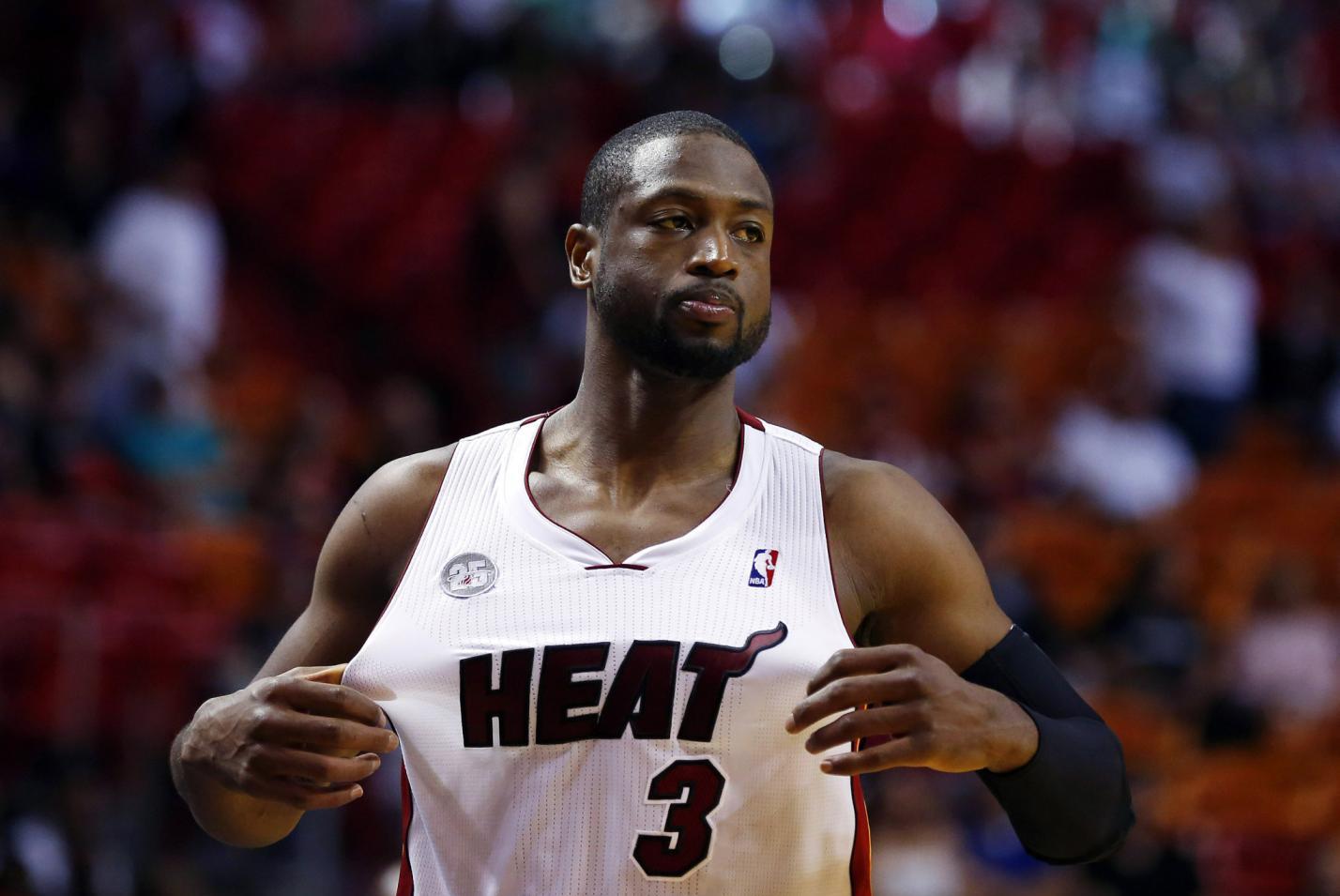 哈克斯替补惊艳表现，半场狂砍14分助球队扭转局势（哈克斯替补神勇，半场轰下14分扭转战局）