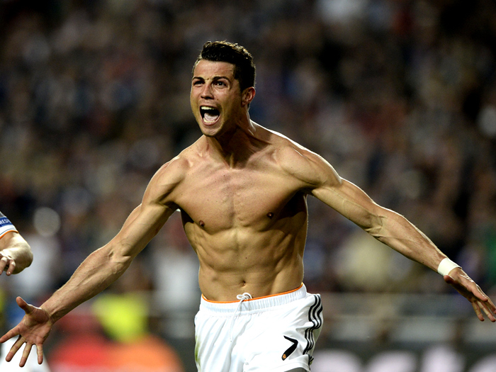 欧冠淘汰赛门票暴涨引发球迷抗议（欧冠淘汰赛票价飙升引发球迷集体抗议）