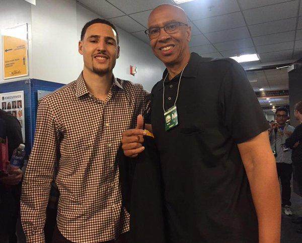 TA：赢球正成为枪手的一种习惯；诺伊尔在定位球防守上很脆弱（TA：阿森纳赢球已成常态；诺伊尔在定位球防守上显脆弱）