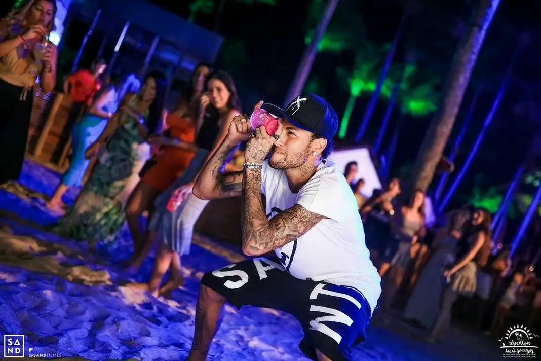 莱奥：我正在学习踢中锋，球队在场内场外都在帮助我（莱奥：正适应中锋角色，球队在场内外都在支持我）