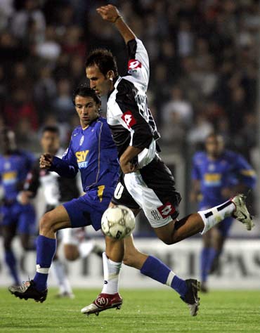 后卫关键拦截，守住关键领先（后卫致命抢断，稳住领先优势）