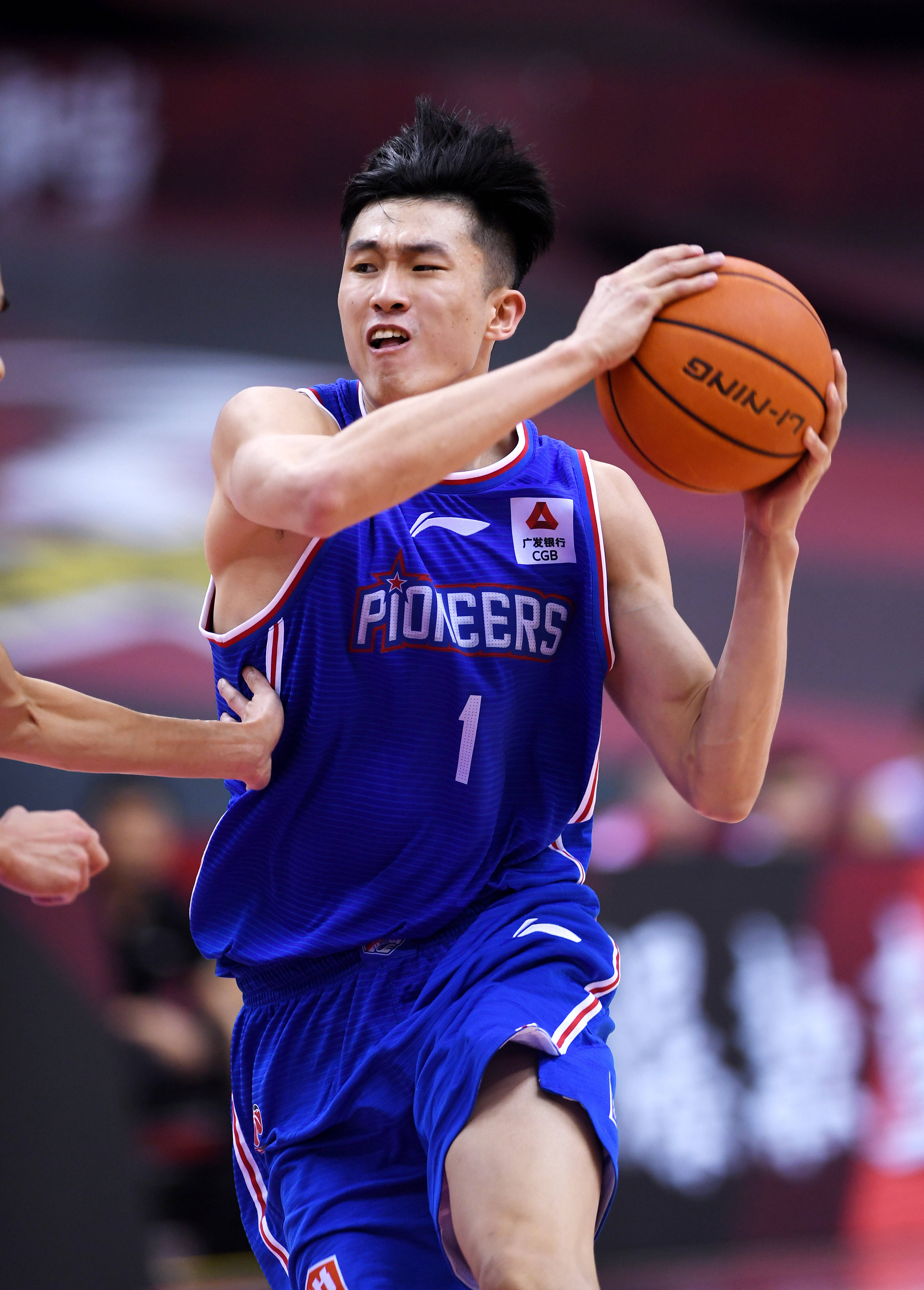 唐斯关键补篮奠定胜局 米切尔秀惊天战斧隔扣（唐斯关键补篮锁定胜局 米切尔上演惊天战斧隔扣）