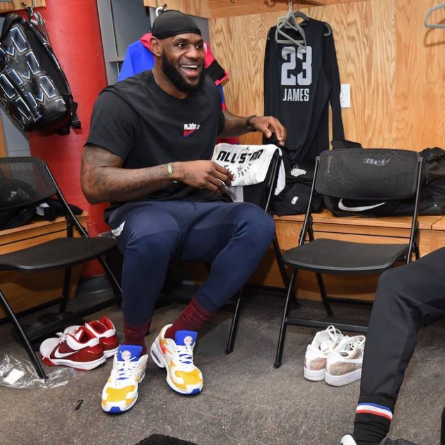 有惊无险，小麦和孔蒂所乘飞机警告灯误报导致飞机迫降（警告灯误报引发紧急迫降，小麦与孔蒂所乘航班平安落地）