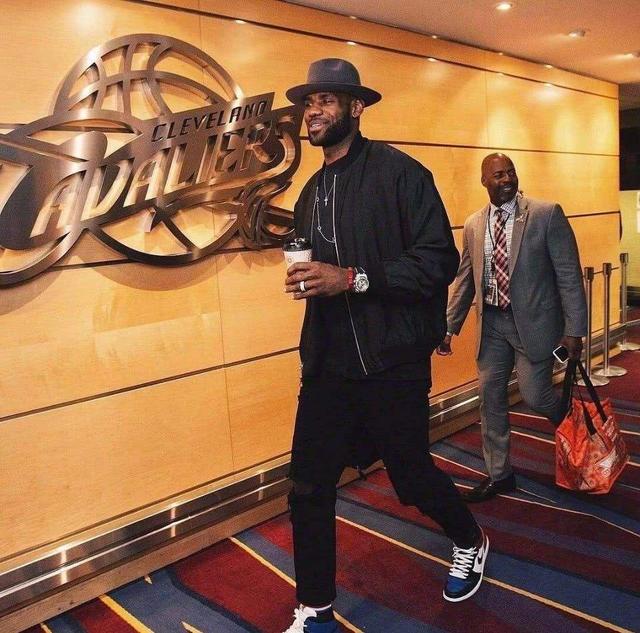 意媒：卡洛斯-奥古斯托接近与国米续约至2030年，年薪300万欧（意媒：卡洛斯-奥古斯托将与国米续约至2030，年薪达300万欧元）