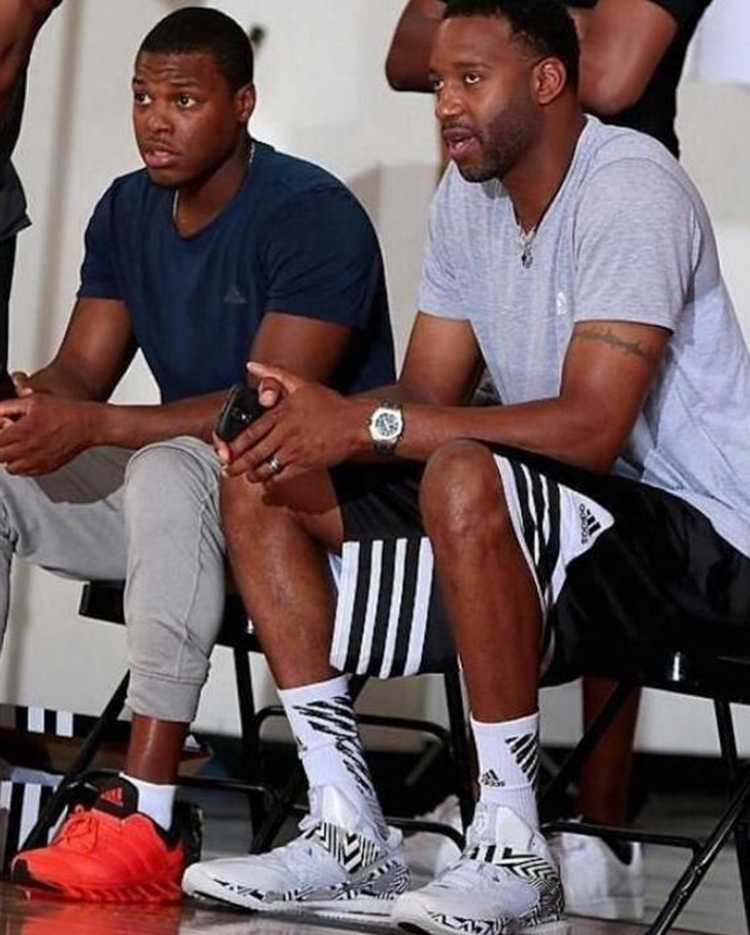 潇洒！杰伦·布朗晃飞斯科蒂·巴恩斯 中投命中率队打出8-0攻击波（杰伦·布朗晃倒巴恩斯中投命中，率队掀起8-0攻势）