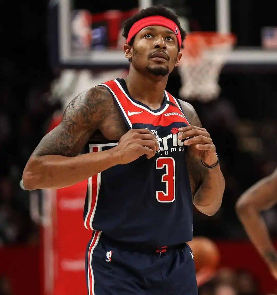 英超冷门多豪门问题多，曼联1比1西汉姆，B费错失良机被质疑（英超爆冷频现豪强陷困境，曼联1-1西汉姆，B费挥霍良机遭质疑）