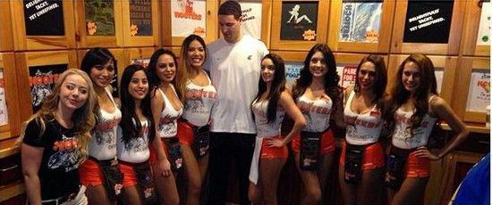 中足联颁奖：申花外租广西球员费尔南多当选中乙赛季最佳球员（中足联颁奖礼：申花外租至广西的费尔南多荣膺中乙赛季最佳球员）