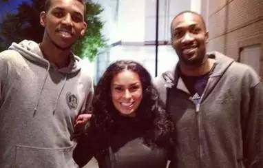 邵佳一告诫小球员：怎么能喝可乐呢，光跟老队员学散漫了（邵佳一提醒小球员：可乐怎能喝？别把老队员的散漫学去了）