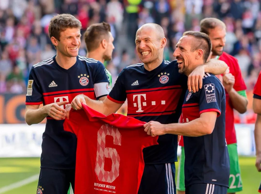 今晚，上海海港门将颜骏凌首发出场，迎来了他代表俱...（今晚，上海海港门将颜骏凌以首发身份出战，迎来其代表俱乐部的重要时刻）