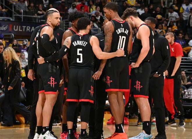 布伦森在NBA杯淘汰赛期间场均砍33+6.7，命中率55%（NBA季中锦标赛淘汰赛阶段，布伦森场均33+6.7，投篮命中率55%）