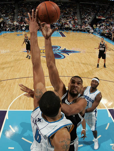 冲击7连胜！尼克斯背靠背迎战76人 唐斯&哈特复出（尼克斯背靠背战76人，冲击七连胜，唐斯与哈特回归）